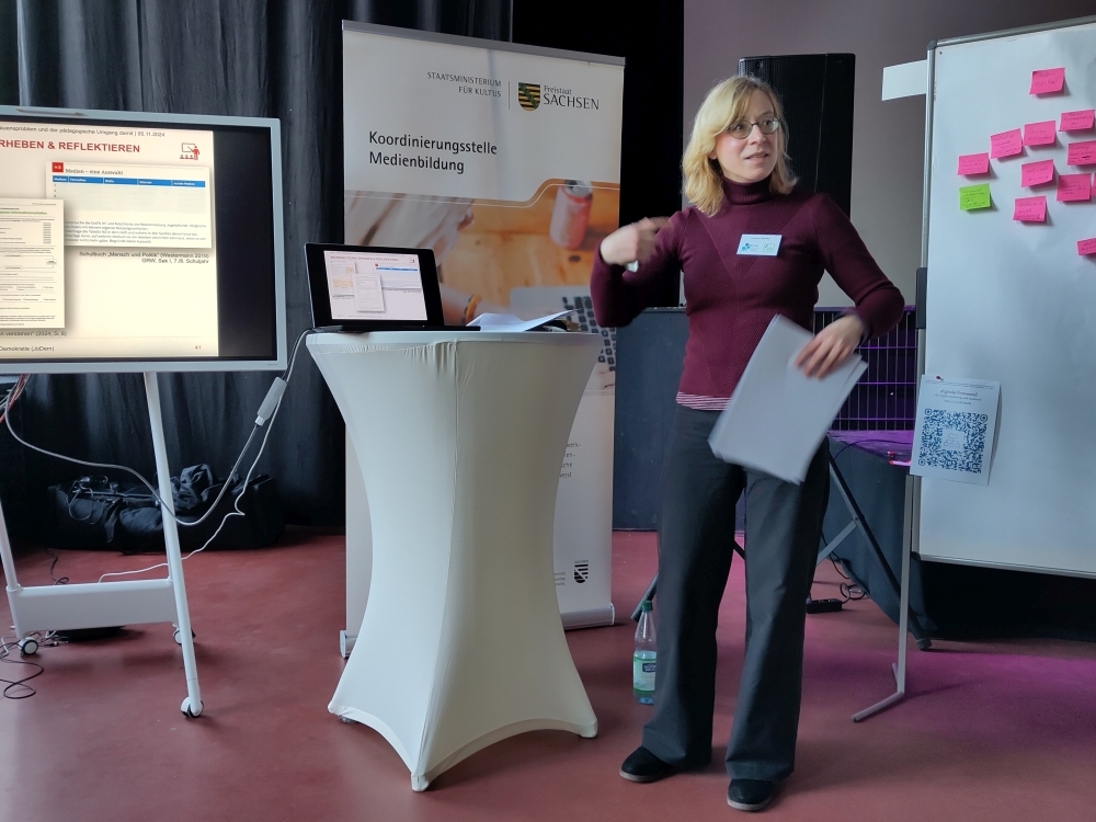 Juliane Pfeiffer während des JoDem-Workshops im Rahmen des Fachtags Medienbildung 2024