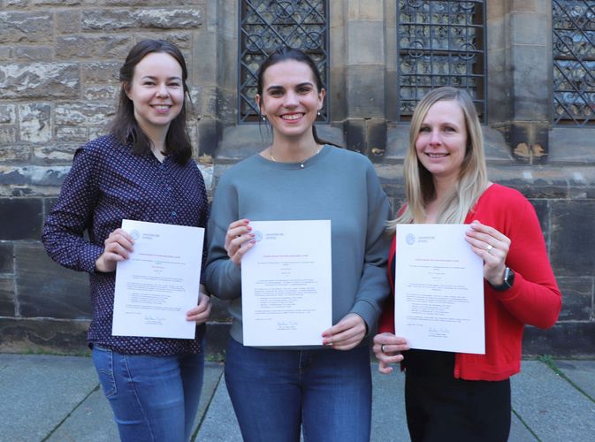 Die Preisträgerinnen vom Sommersemester 2024 (v.l.): Maria Hendrischke, Anneke Elsner und Cornelia Wolf. (Foto: Uwe Krüger)