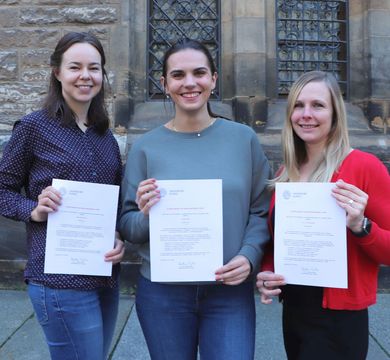 Die Preisträgerinnen vom Sommersemester 2024 (v.l.): Maria Hendrischke, Anneke Elsner und Cornelia Wolf. (Foto: Uwe Krüger)