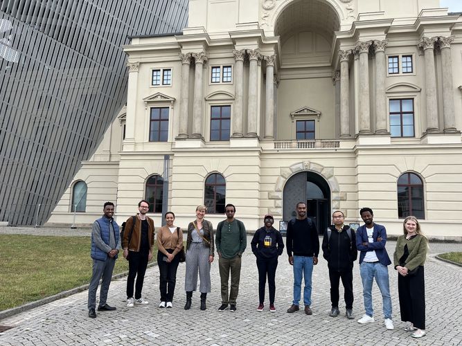 A group of students and a lecturer stand in front of the building of the Museum of Miltary History in Dresden. Photo: Enrico Behne