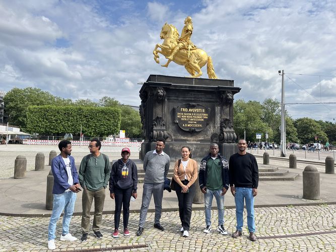 A group of students stand in front of the monument called "The Golden Horseman" in Dresden. Photo: Enrico Behne