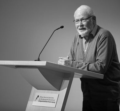 Hans Poerschke als Keynote-Speaker der Veranstaltung „Der Abriss des Roten Klosters: Wie die Journalistenausbildung in Leipzig verwestlicht wurde“, 2019 im Zeitgeschichtlichen Forum Leipzig. (Foto: Stefan Hoyer/PUNCTUM)