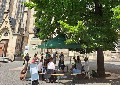 Moderierter Gesprächskreis vor der Thomaskirche